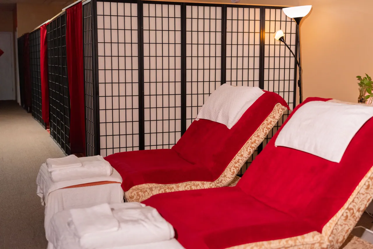 Reclining foot massage chairs with fresh towels and screen dividers